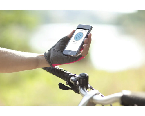 Une personne sur un vélo tient un smartphone avec une application de porte de garage.