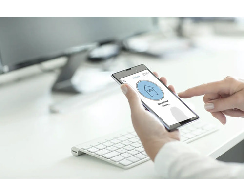 Une personne utilise un smartphone pour commander une porte de garage