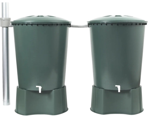 Zwei verbundene Regentonnen mit Zubehör zur Gartenbewässerung