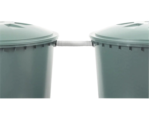 Zwei Regentonnen verbunden mit einem Schlauch zur Wasserspeicherung