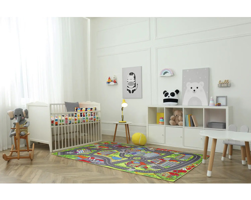 Kinderzimmer mit Kinderbett, Spielteppich, Spielzeug und Aufbewahrungsmöbeln