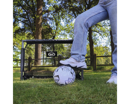 But de football avec personne et ballon de football à l''extérieur