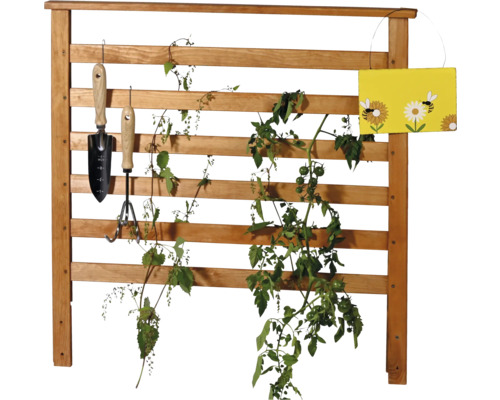 Terreau en bois avec plantes, outils de jardinage et décoration