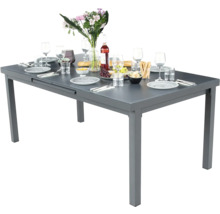 Esstisch mit Tischdeko für den Aussenbereich.