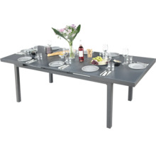 Gedeckter Gartentisch ausziehbar mit Geschirr und Dekoration.