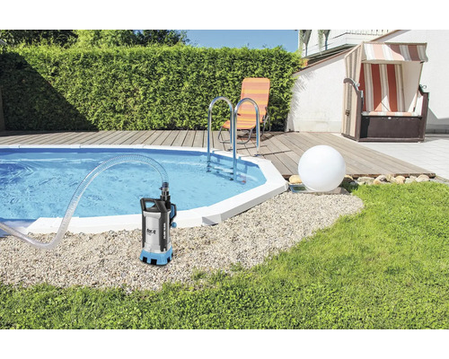 Jardin avec piscine et pompe submersible