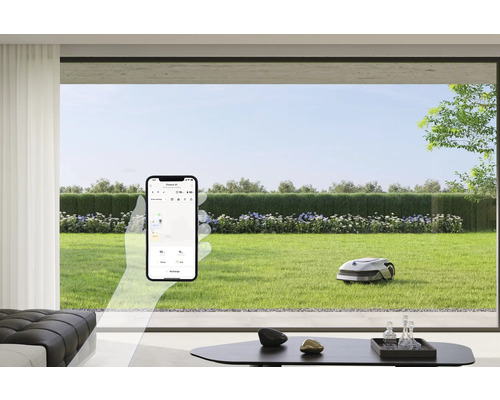 Szene mit Rasenmähroboter im Garten, gesteuert per Smartphone App