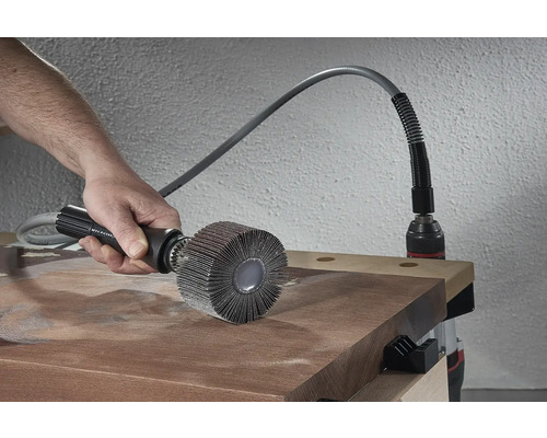Outil de ponçage flexible en cours d''utilisation pour le traitement d''une pièce en bois