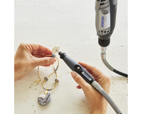 Outil multifonction Dremel travaillant sur un collier