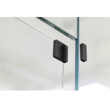 Vue détaillée d''une cabine de douche avec des ferrures noires