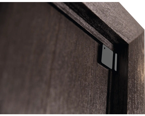 Nahaufnahme einer Holztür mit Magnetverschluss