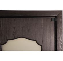 Vue détaillée d''une porte avec cadre en bois et insert en verre