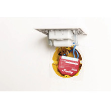 Shelly Duo Smart Home Dimmer mit Verkabelung in einer Wand