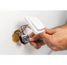 Installation eines Shelly Smart Home Geräts hinter einem Lichtschalter