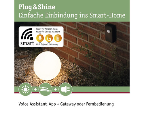 Szene mit einer smarten Aussenleuchte, die eine einfache Integration ins Smart Home ermöglicht und mit Sprachassistenten, App, Gateway oder Fernbedienung gesteuert werden kann.