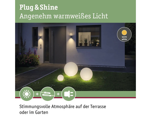 Gartenbeleuchtung mit drei runden Leuchten auf einer Rasenfläche