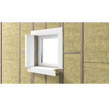 Gedämmte Wand mit einem weißen Fenster und Fensterladen.
