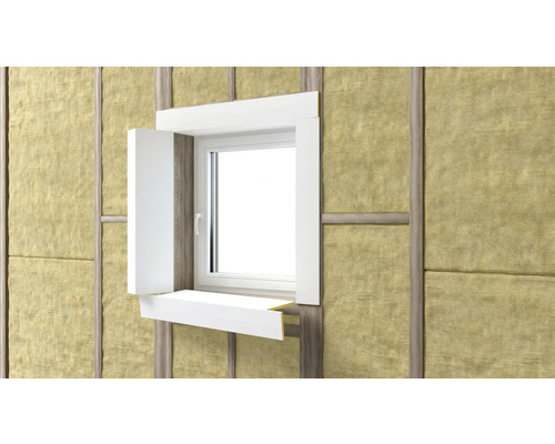 Mur isolé avec une fenêtre blanche et un volet.