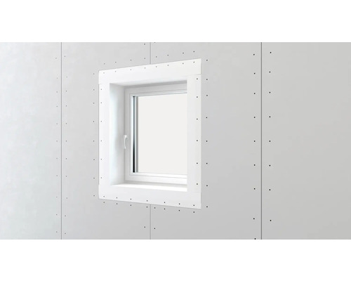 Mur avec plaques de plâtre et ouverture de fenêtre pour l’aménagement intérieur.