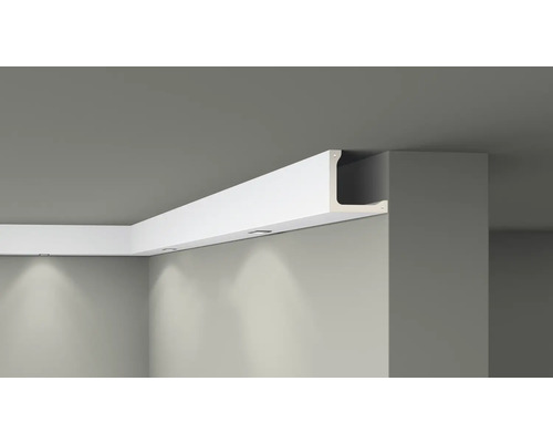 Vue d''angle d''une corniche de plafond avec éclairage indirect