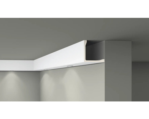 Coin de pièce avec moulure de plafond et éclairage intégré