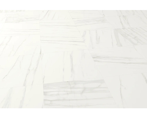 Pose de carreaux de sol aspect marbre.