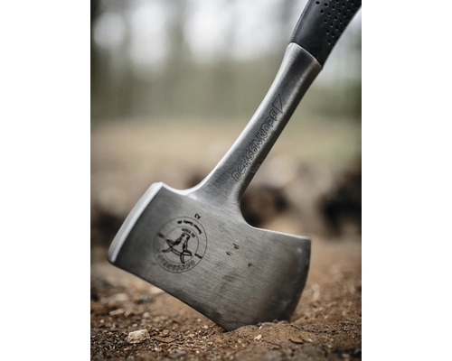 Hache à fendre Ochsenkopf en gros plan dans le sol