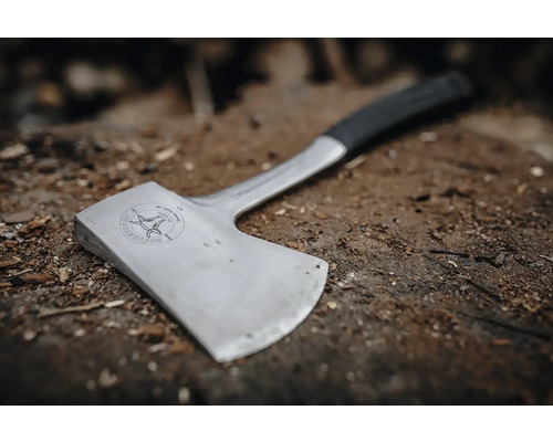 Hache avec manche noir sur une bûche de bois