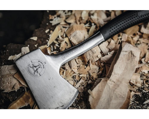 Hache Ochsenkopf avec manche noir et copeaux de bois
