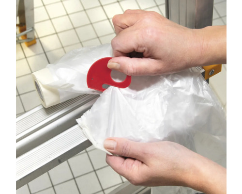 Person benutzt einen Abreißer für Müllbeutel.