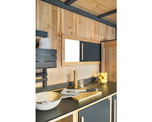 Intérieur d''une cabane de jardin avec des ustensiles de cuisine sur un plan de travail