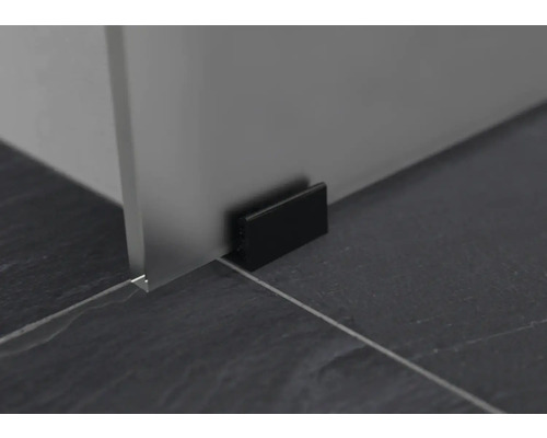 Vue détaillée d''un butoir de porte noir contre une porte