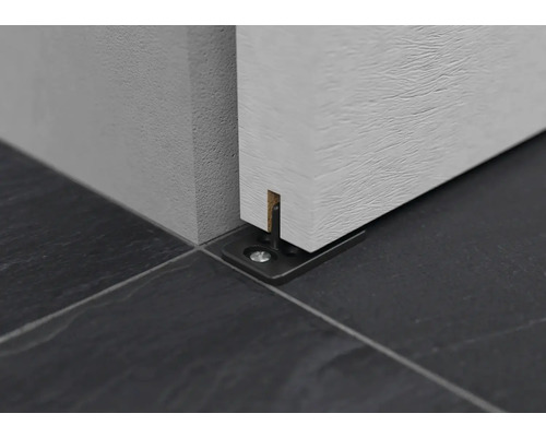 Fixation au sol pour une porte sur des carreaux foncés