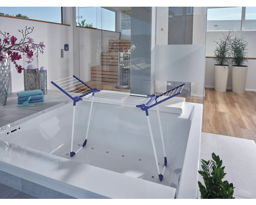 Séchoir à linge sur baignoire dans une salle de bains moderne