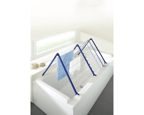 Séchoir à linge pour baignoire avec serviettes dessus