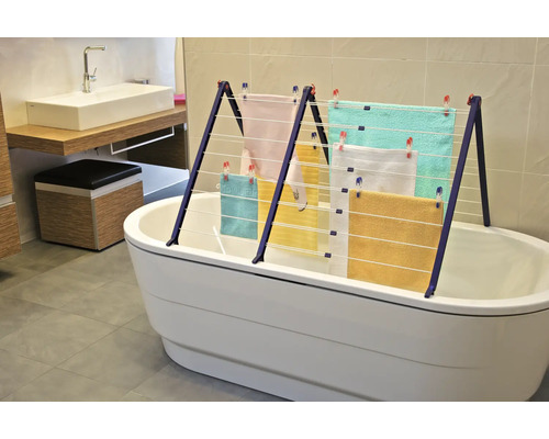 Séchoir à linge au-dessus d''une baignoire avec des serviettes