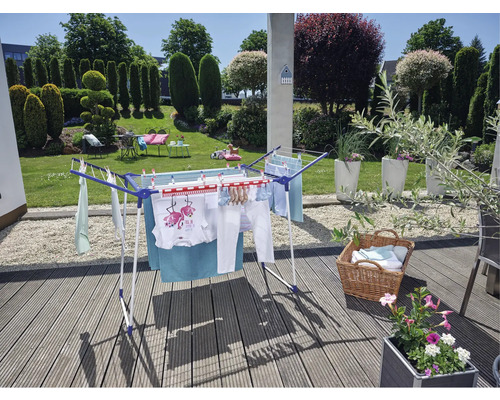 Séchoir à linge avec linge dans le jardin