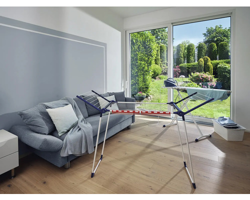 Salon avec étendoir à linge, planche à repasser et canapé