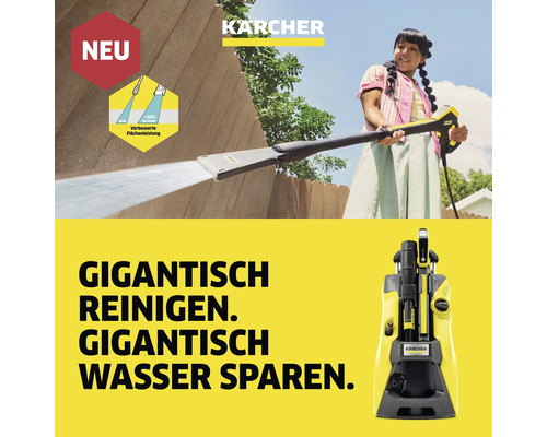 Kärcher Hochdruckreiniger bei der Reinigung einer Holzwand und stehend in Gelb und Schwarz.