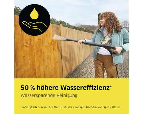 Frau reinigt Holzzaun mit Hochdruckreiniger mit Wassersparfunktion