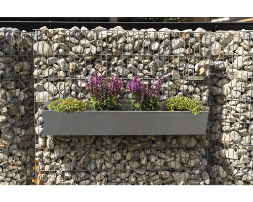 Mur de gabions avec jardinière fleurie