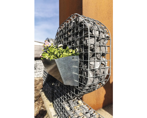 Gabion avec jardinière en acier et fleurs