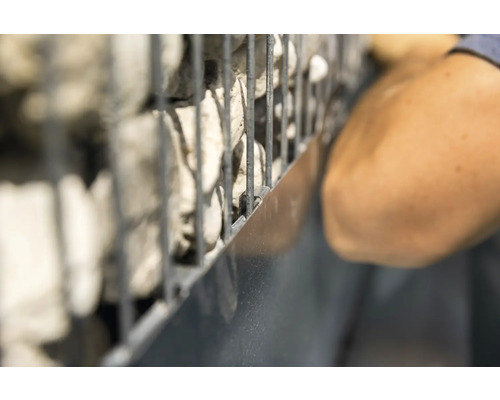 Gabion avec pierres et personne lors de l''installation