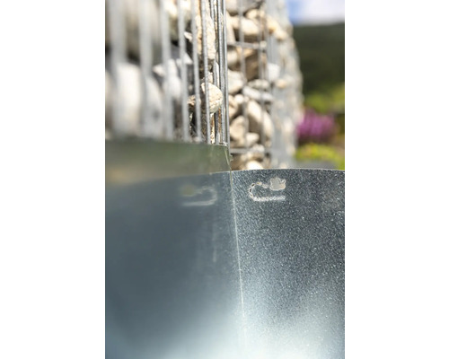 Vue détaillée d''un gabion avec des pierres et un entourage métallique