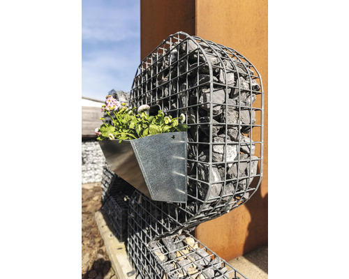 Gabion avec pierres et jardinière fleurie