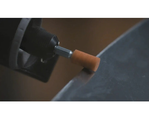 Outil rotatif avec accessoire de polissage lors du traitement d''une surface