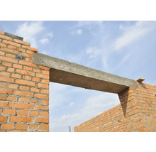Mauerwerk im Bau mit Betonsturz über einer Öffnung