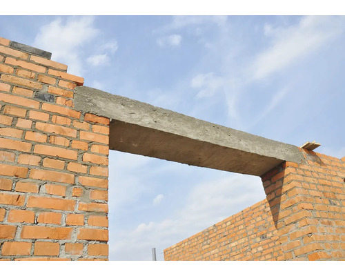 Maçonnerie en construction avec linteau en béton au-dessus d''une ouverture