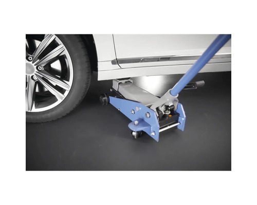 Cric rouleur sous une voiture pour soulever le véhicule