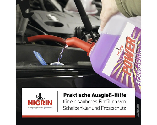 Nigrin Scheibenklar wird in den Wischwasserbehälter eines Autos gefüllt